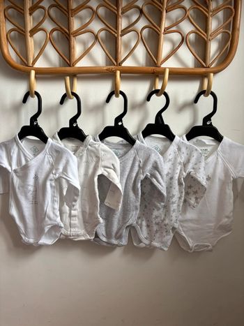 Lot 5 bodies blancs/gris manches longues mixte 3 mois