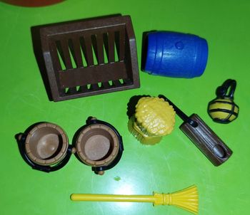 Playmobil lot Accessoires seau balais lanterne paille