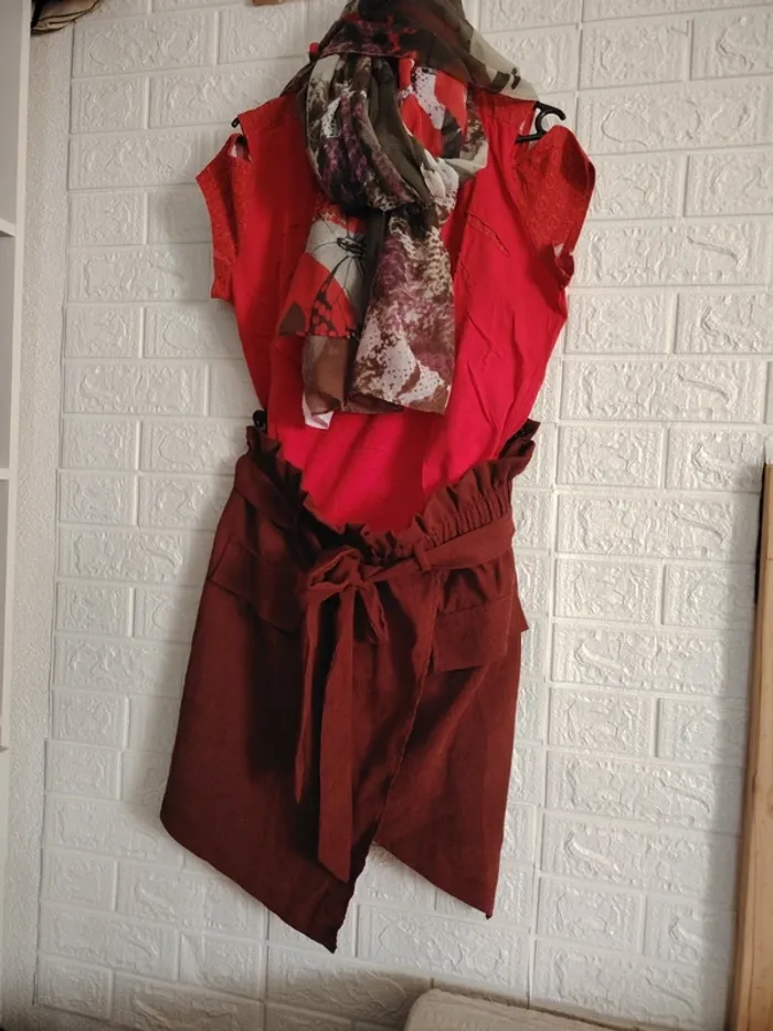 Ensemble 3 pièces femme, jupe, tee-shirt et foulard - photo numéro 2