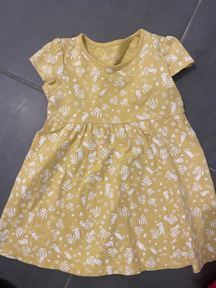 Robe jaune à motifs