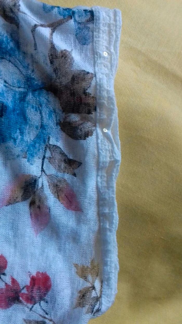 Tee shirt blanc fleuri porté une fois sequins brillants taille 46 - photo numéro 3