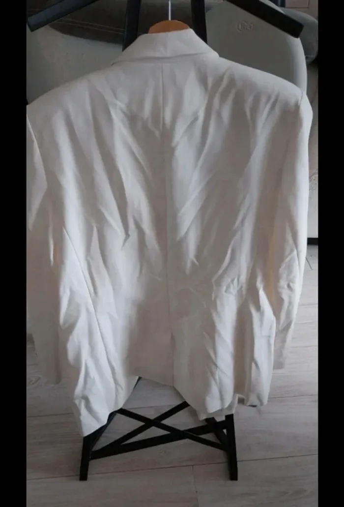 Magnifique blazer neuf jamais porté encore avec étiquette. Blanc avec boutons dorés. Camaïeu - photo numéro 7