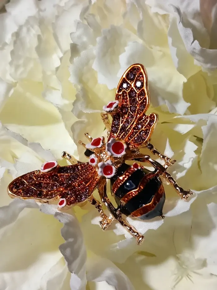Grande broche en forme d abeille dorée - photo numéro 4