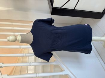 T-Shirt Marvel bleu marine avec bouclier en imprimé gaufré