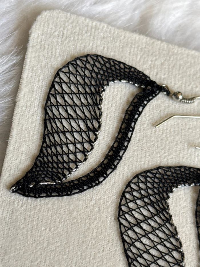 Paire de boucle d'oreilles noires faite au crochet - photo numéro 3