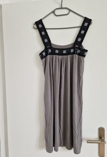 Robe grise avec paillettes à sequins