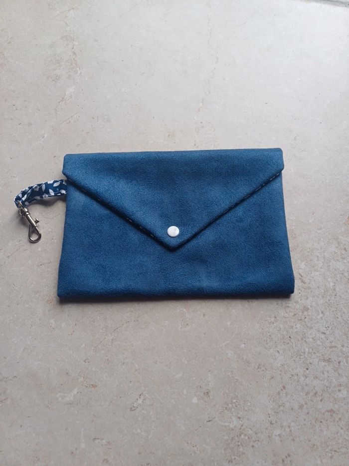 Pochette en velours marine