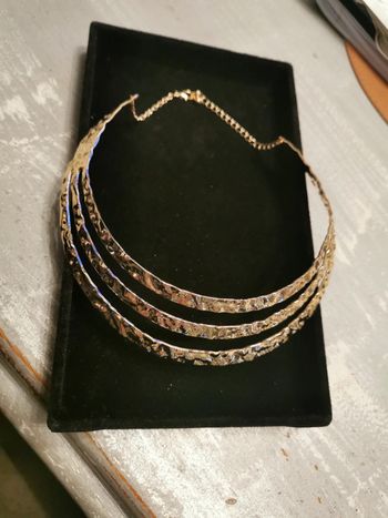 Raz de cou doré femme