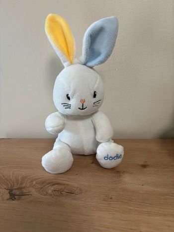 Doudou lapin blanc oreille jaune bleu dodie