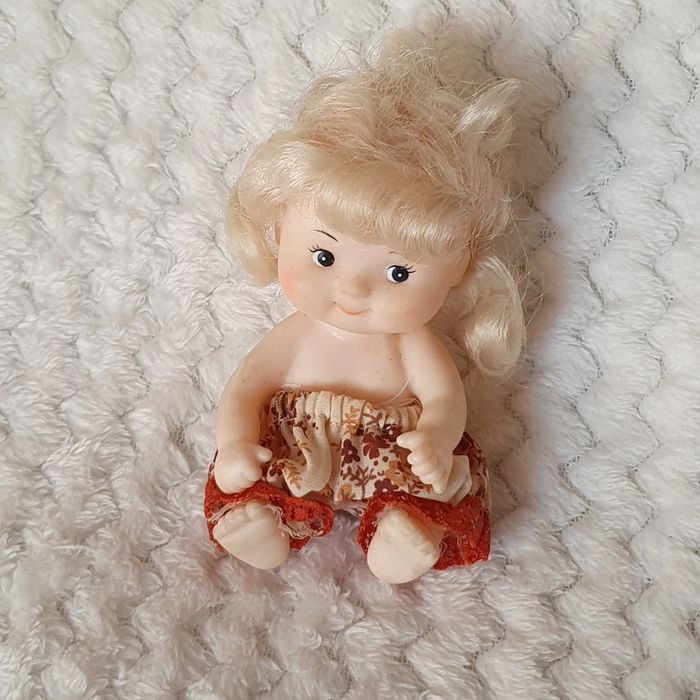 Petite poupée blonde sans marque vintage