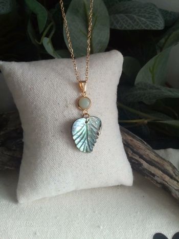 Collier feuille en abalone, connecteur en pierre d'aventurine