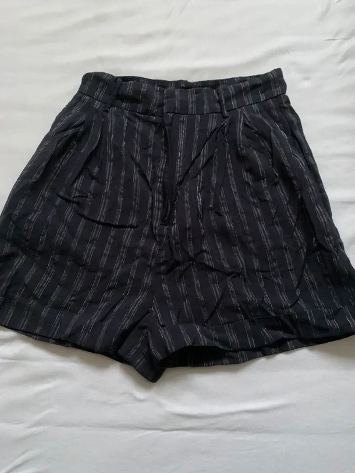 Short bleu marine et très fine bande argentée