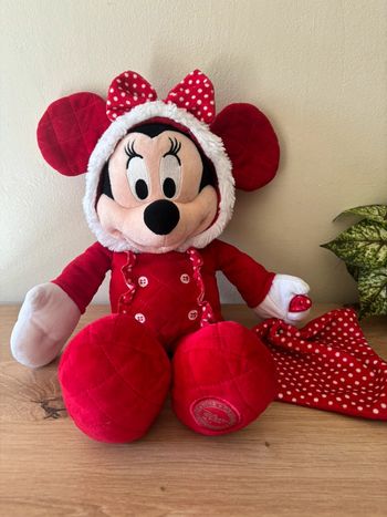 Superbe doudou Minnie en pyjama rouge mouchoir pois Disney store