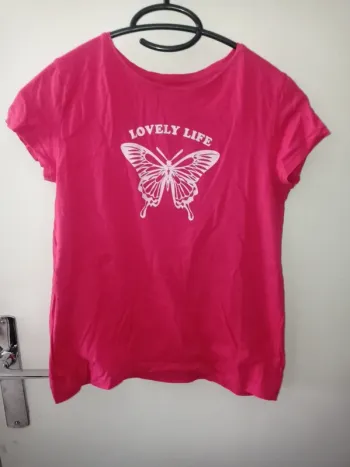 T-shirt manche courte rose fushia motif papillon