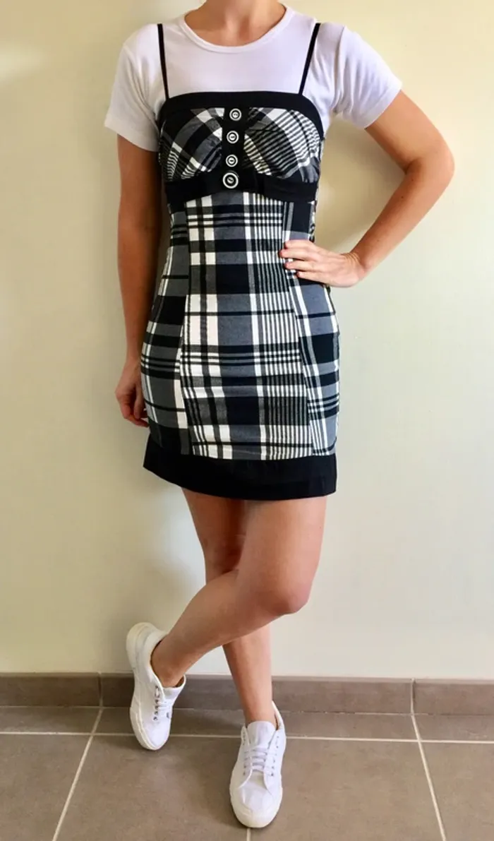 Robe noire et blanche