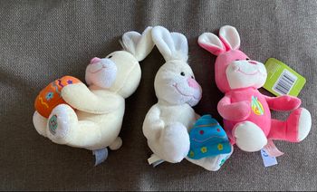 Lot peluches lapins de Pâques 