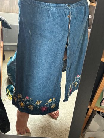 Jupe en jeans brodée fleurie taille 54-56•