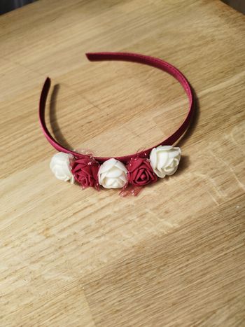 Serre tête fleurs bordeaux et blanches