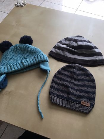 Lot de trois bonnets