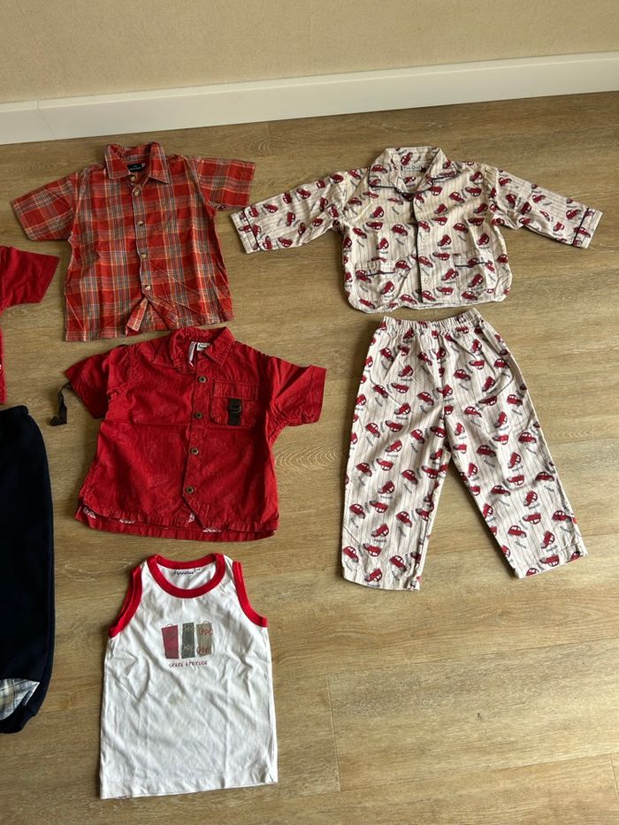 Lot vêtements garçon 4 ans – Été/hiver – Pyjama, pantalons, chemises, t-shirts - photo numéro 3