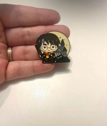 Pin’s NEUF à l’effigie d’Harry Potter devant Poudlard