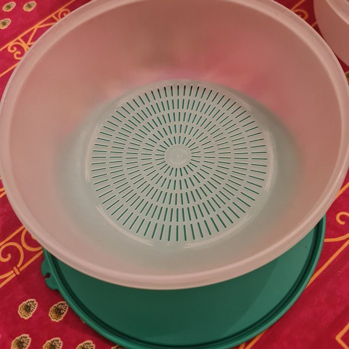 Lot  boîte conservation et Passoire à fruits et légumes Tupperware Neuf.