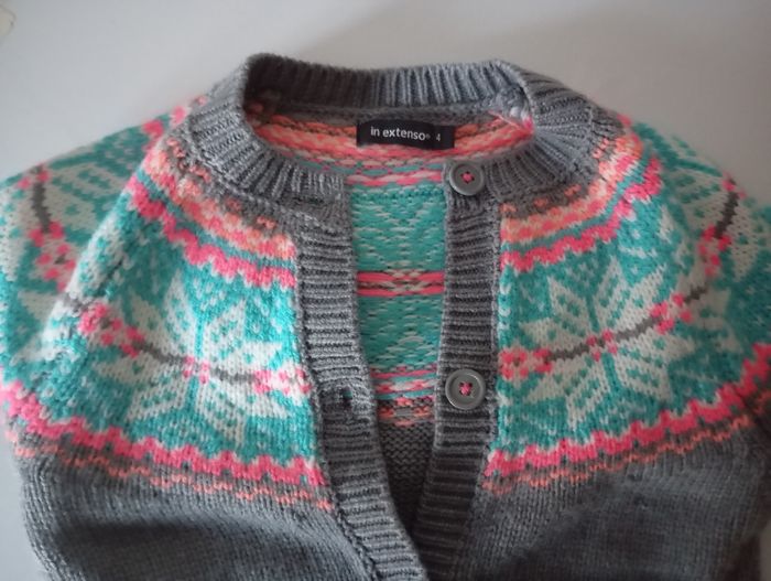 Gilet veste . 4 ans. Gris et multi couleurs. Acrylique. Gemo . 2 poches et une ceinture . Parfait état - photo numéro 7