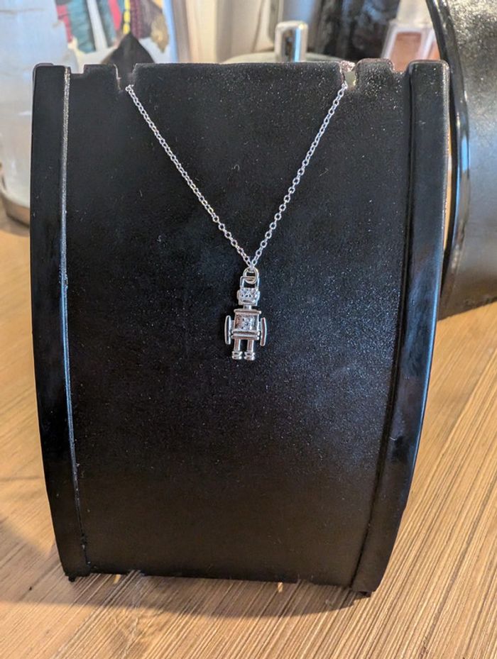 Superbe collier avec petit Charm's Robot - photo numéro 2