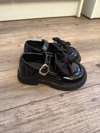 Derbies mary jane vernie noir noeud