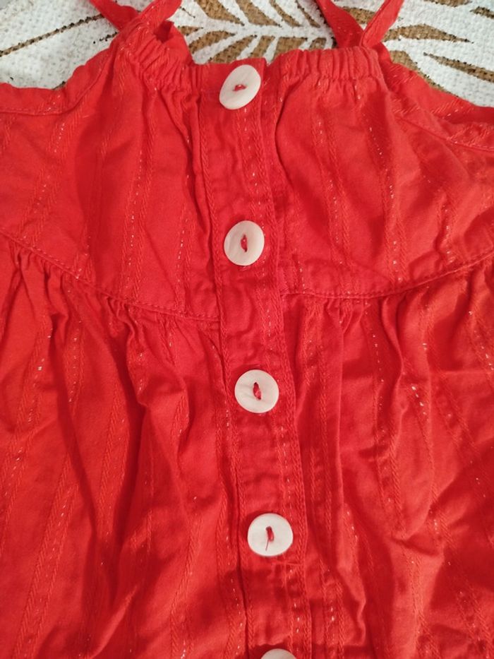 Robe rouge a bretelles boutons devant 3 mois - photo numéro 7