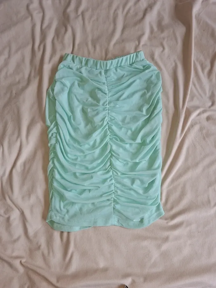 jupe verte d'eau marque Fashion Nova, taille unique (36/38), en très bon état
