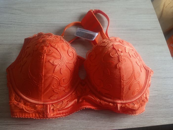 Soutien-gorge orange Primark - Taille 90B -
Neuf jamais porté - photo numéro 1