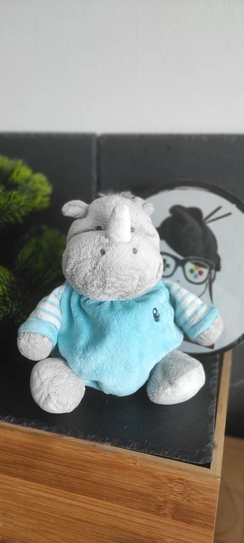 Doudou rhinocéros Obaibi boule gris bleu blanc grelot 20 cm Okaïdi Rayé Rayures