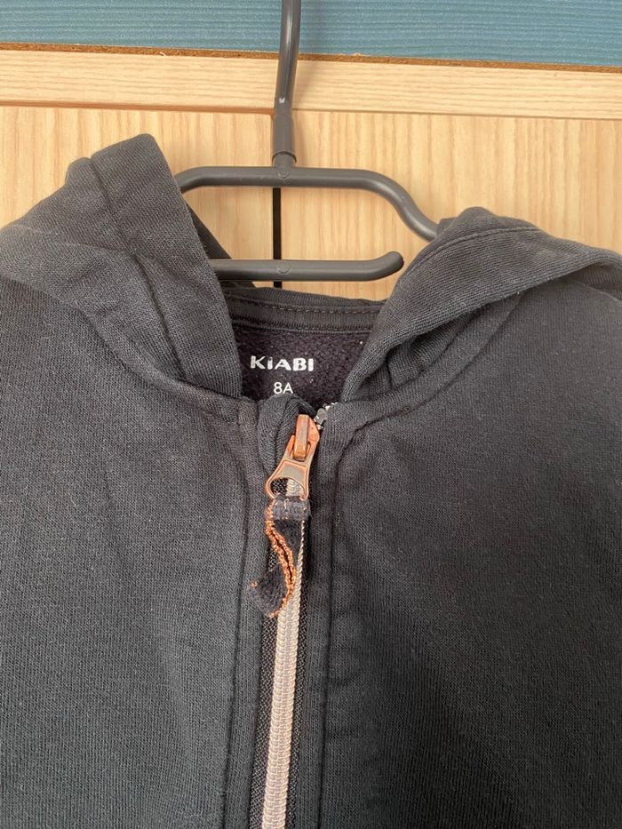 Veste noire à capuche  Kiabi  8 ans  3€ - photo numéro 3