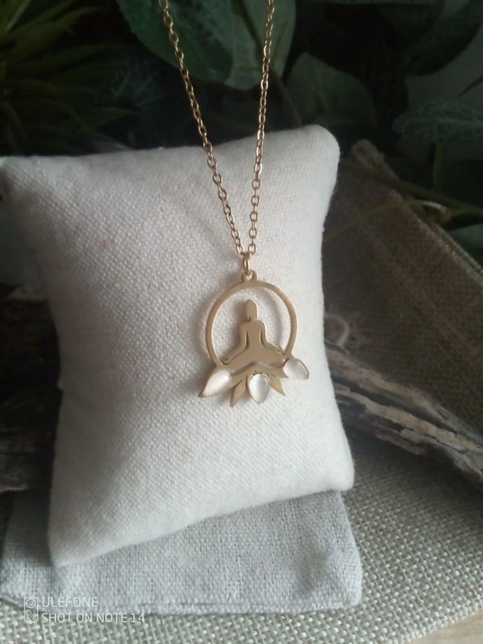 Collier sélénite féminin sacré