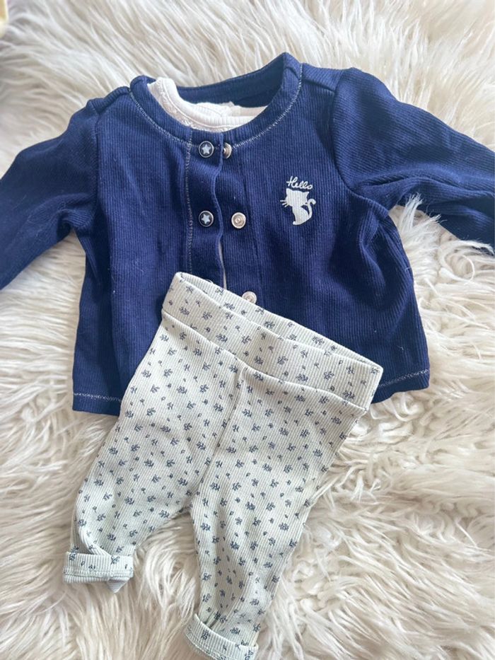 Fille 👧🏻 Ensemble 3 pièces (gilet,tshirt ml, legging) kiabi taille 1 mois - photo numéro 2