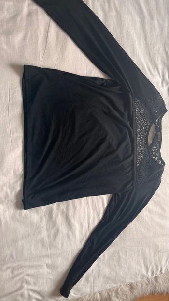 Haut avec détail dentelle