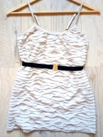 Débardeur beige à volants et ceinture velours