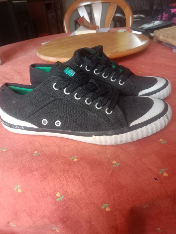 Tennis noires - photo numéro 2