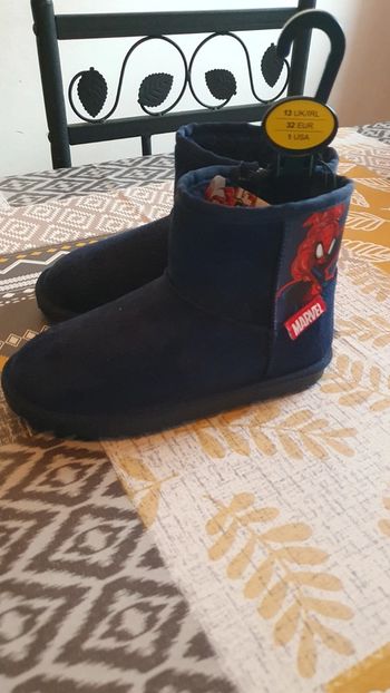 Bottines Marvel Spiderman taille 32 les semelles s'illumine