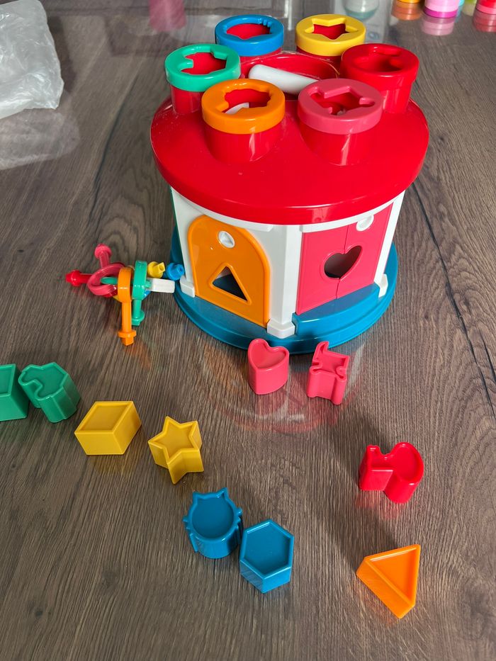 Maison trieuse de Formes – Jouet pour Trier avec 6 clés et 10 Formes
