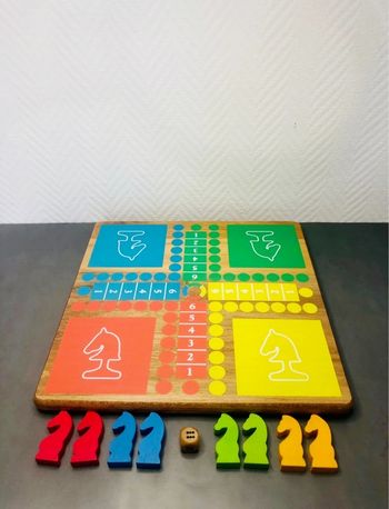 Plateau en bois recto verso jeu des petits chevaux et jeu de dames