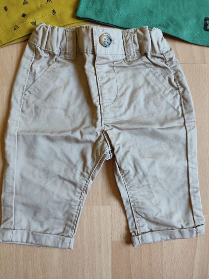 Lot tenue neuve pantalon léger + 2 t-shirts manches longues col tunisien Kiabi en 1M - photo numéro 3