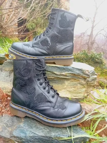 Dr. Martens vonda roses brodées noires 36