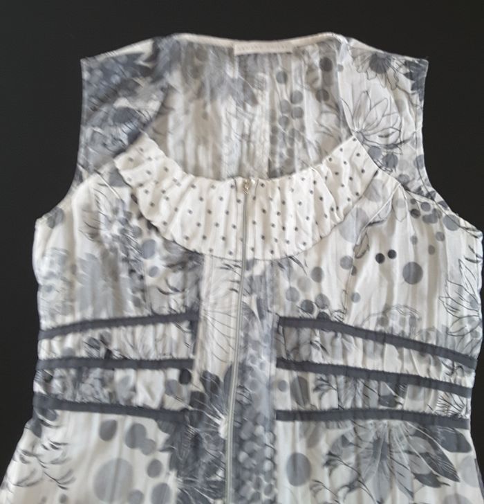 Robe été grise et blanche à volants, sans manches - Armand Thiery - Taille 42 - photo numéro 3