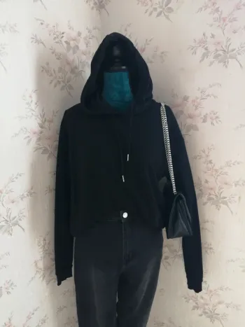 Sweat à capuche noir avec cordons et messages rouge sur les manches / pimkie / (L)