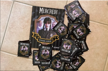 Mercredi ( la famille Addams ) Panini - Album français offert + 60 pochettes