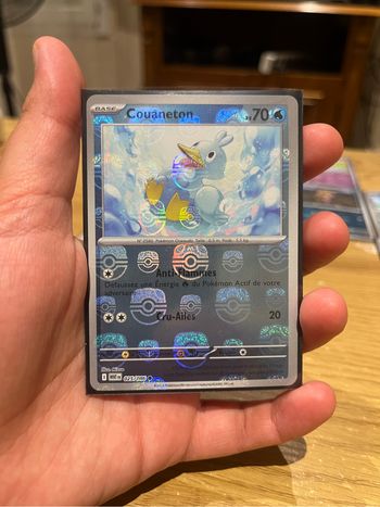 Couaneton pokeball flamme blanche 025/086