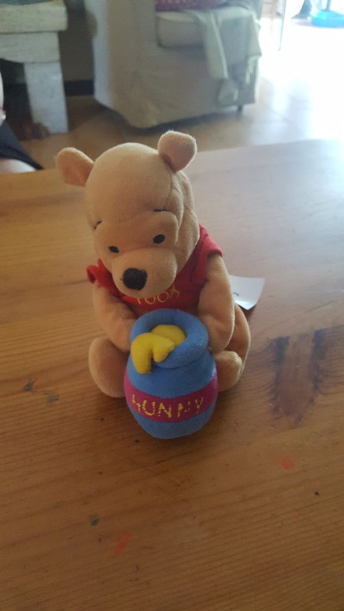 Peluche Winnie avec son pot de miel disney