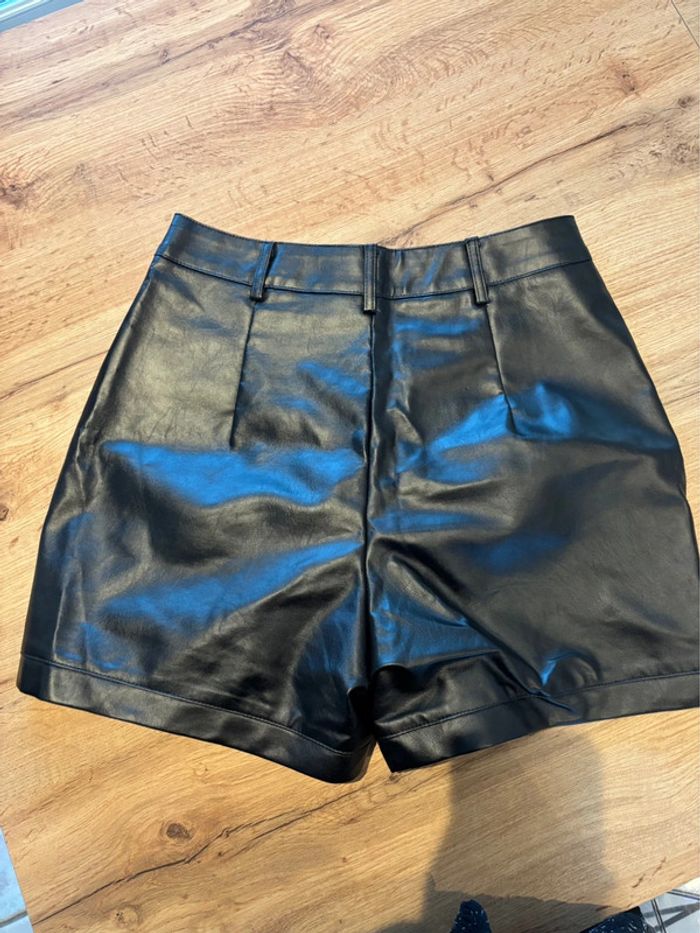 Short taille haute noir faux cuir SHEIN taille M - photo numéro 2